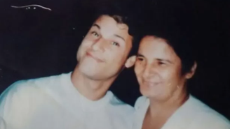 Dinho ao lado da mãe, Célia Alves