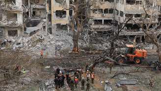 Equipe de emergência trabalha em local atingido após lançamento de mísseis do Irã para Israel, em Tel Aviv.