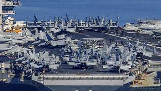 O porta-aviões USS Gerald R. Ford da Marinha dos EUA parte da Baía de Souda, na ilha de Creta, em 26 de fevereiro de 2026.