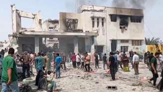 Esta imagem, retirada de uma transmissão da televisão estatal iraniana em 28 de fevereiro de 2026, mostra uma escola primária feminina em Minab, na província de Hormozgan, no sul do Irã, que foi atingida por ataques aéreos.