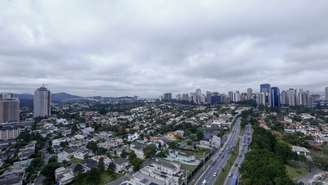 O modelo combina conforto, privacidade e serviços concentrados, oferecendo áreas verdes, clubes, escolas particulares e comércio, atraindo famílias de renda mais elevada – depositphotos.com / casadaphoto