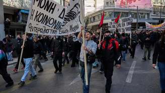 Manifestação em frente ao Parlamento grego, marcando o terceiro aniversário do acidente ferroviário de Tempe, que matou 57 pessoas em 2023, em Atenas, em 28 de fevereiro de 2026.
