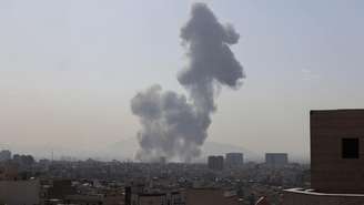 Uma coluna de fumaça pode ser vista em Teerã, capital do Irã, após uma suposta explosão. Em 28 de fevereiro de 2026.