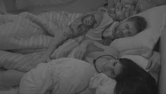 BBB 26: Marciele e Jonas Sulzbach deitam de conchinha após beijo e dizem estar ‘vivendo romance’