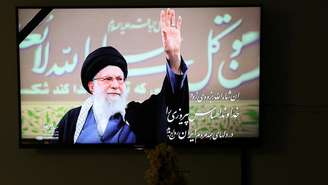 Uma foto do Líder Supremo iraniano, Aiatolá Ali Khamenei, é exibida na TV quando a notícia de sua morte é anunciada, em Teerã, Irã, em 1º de março de 2026.