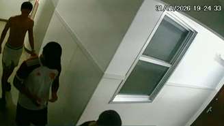 Homens foram filmados por câmeras de segurança do prédio ao chegarem no apartamento, antes do crime