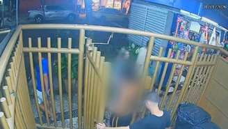 Os quatro adultos foram filmados por câmeras de segurança deixando o prédio após cometerem o estupro