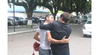 Leonardo Carvalho (de camiseta branca), filho do diretor, recebeu abraço ao chegar no velório do pai