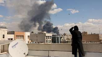 Fumaça sobe após uma explosão, depois que Israel e EUA lançaram ataques contra o Irã, em Teerã, Irã, 1º de março de 2026.