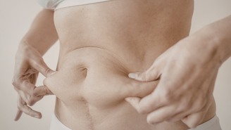 Na menopausa, o aumento da gordura abdominal é comum devido à queda do estrogênio e às mudanças no metabolismo