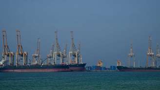 Petroleiros no terminal de contêineres de Khor Fakkan, nos Emirados Árabes Unidos, ao longo do Estreito de Ormuz, em 23 de junho de 2025.
