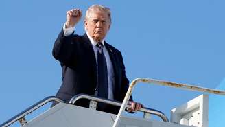 O presidente dos EUA, Donald Trump, gesticula ao embarcar no Air Force One no Aeroporto Internacional de Palm Beach, em West Palm Beach, Flórida, EUA, em 1º de março de 2026.