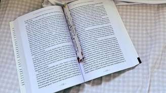 Mulheres representam 62% dos compradores de livros no Brasil e definem o que será lido e publicado hoje; entenda como isso acontece