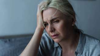 Cerca de 30 milhões de brasileiras enfrentam a menopausa. Entenda como a queda hormonal afeta a saúde mental e veja dicas para essa fase