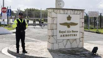 Policiais nos portões da base aérea britânica de Akrotiri, um território ultramarino próximo à cidade costeira cipriota de Limassol. Imagem de arquivo