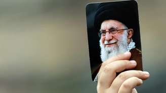 Imagem de Ali Khamenei, que era líder supremo do Irã e foi morto pelos Estados Unidos e Israel