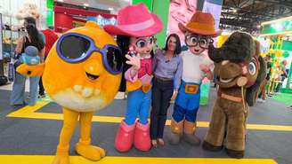 Michele Castela, mãe de Ana Castela, passou pela feira e celebrou o sucesso da turma.