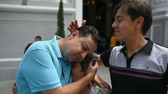 Javier Tarazona (à esquerda) ao lado da mãe e do irmão após ser libertado