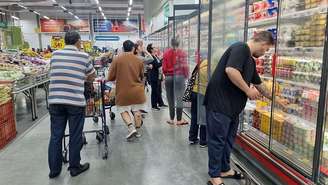 Consumo das famílias ficou estagnado no 4º trimestre de 2025, segundo o IBGE