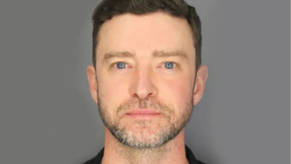 Nesta imagem divulgada pelo Departamento de Polícia de Sag Harbor, o músico Justin Timberlake aparece em uma foto de registro policial em 18 de junho de 2024 em Sag Harbor, Nova York. Timberlake foi acusado de dirigir embriagado.