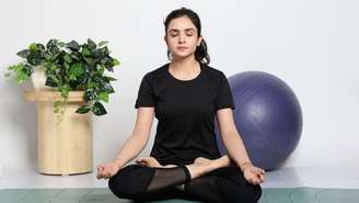 Veja três exercícios que ajudam a aliviar o estresse recuperar o equilíbrio físico e mental