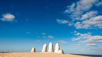 La Mano na Praia Brava se tornou ícone de Punta del Este, atraindo visitantes para fotos e contemplação do mar – depositphotos.com / xura