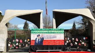 Um memorial improvisado em homenagem ao falecido líder supremo iraniano, o aiatolá Ali Khamenei, foi erguido em uma rua de Teerã, em 4 de março de 2026.