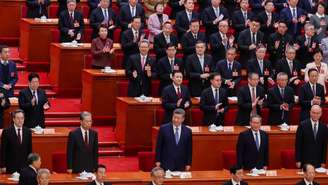 O presidente chinês Xi Jinping, o primeiro-ministro chinês Li Qiang, o presidente do Comitê Permanente do Congresso Nacional do Povo (NPC) Zhao Leji, o vice-primeiro-ministro chinês Ding Xuexiang e o membro do Comitê Permanente do Politburo Cai Qi participam da sessão de abertura da Conferência Consultiva Política do Povo Chinês (CPPCC) em Pequim, China, em 4 de março de 2026.