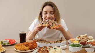 Cérebro continua reagindo a alimentos saborosos mesmo após a saciedade; entenda por que é tão difícil resistir na hora de comer