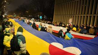 Ucranianos refugiados na Polônia desfilaram pelas ruas para lembrar o aniversário da invasão russa na Ucrânia, nas ruas de Varsóvia, em 24 de fevereiro de 2025.