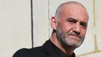 Christophe Ellul ao sair do tribunal em Soissons, no norte da França, em 3 de março de 2026, durante a abertura de seu julgamento pela acusação de assassinato de sua esposa, Elisa Pilarski, que foi mordida até a morte por seu cachorro em 2019. Christophe Ellul, de 51 anos, está sendo julgado até 5 de março de 2026 por homicídio culposo.