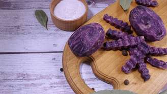 A principal diferença da batata roxa em relação a outras variedades está na presença de pigmentos que têm o nome de antocianinas – depositphotos.com / julimail81