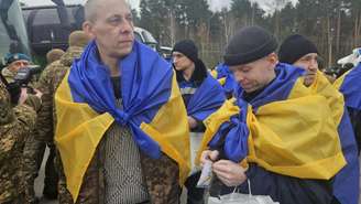 Prisioneiros de guerra ucranianos são vistos após uma troca em um local desconhecido na Ucrânia, nesta imagem divulgada em 5 de março de 2026.