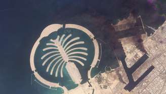 Cais no porto de Jebel Ali, em Dubai, em chamas devido a destroços de um míssil interceptado