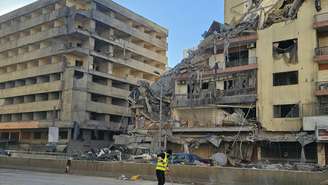 Israel lançou novos ataques contra o Líbano nesta quinta-feira (5), com bombardeios pelo quarto dia consecutivo. Imagem mostra prédio em Beirute destruído após ofensiva.