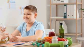 Muitos lares passaram a recorrer com maior frequência a alimentos ultraprocessados, como salgadinhos, biscoitos recheados, refrigerantes e fast food, que são mais práticos, porém mais calóricos e menos nutritivos – depositphotos.com / serezniy