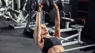 Descubra por que a inflamação controlada é vital para ganhar músculos e saiba diferenciar o processo natural dos perigos da inflamação crônica