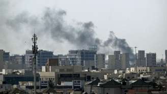 Coluna de fumaça emerge na periferia sul do Líbano após bombardeios israelenses nesta sexta-feira (6).