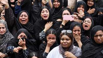 Foto divulgada pela agência estatal de notícias iraniana Isna mostra mulheres chorando durante o funeral de crianças mortas em um bombardeio que atingiu a escola primária Shajarah Tayyebeh, em Minab, no Irã, em 28 de fevereiro de 2026.