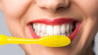 Entenda os sinais da perimenopausa, que pode durar 10 anos, e saiba como a queda hormonal afeta desde o sono até a saúde bucal após os 40 anos