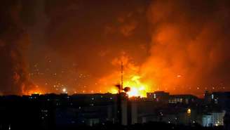 Fumaça e fogo sobem do local dos ataques aéreos no Aeroporto Internacional de Mehrabad, em Teerã, em 7 de março de 2026.