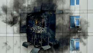 Prédio danificado por um ataque de drone iraniano em Manama, no Bahrein, em 1) de março de 2026, após Israel e os Estados Unidos lançarem ataques contra o Irã.