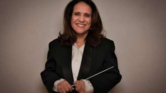 A brasileira Andréa Huguenin Botelho faz história ao se tornar a primeira mulher a dirigir a Orquestra de Kusel, na Alemanha.