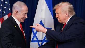 O primeiro-ministro israelense, Benjamin Netanyahu (à esquerda) e o presidente americano, Donald Trump, em Palm Beach, na Flórida, em 29 de dezembro de 2025.