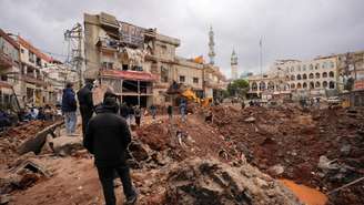 Moradores no local atingido pela operação aérea israelense contra a cidade de Nabi Sheet, no leste do Líbano, na noite de sexta-feira 7 de março de 2026.