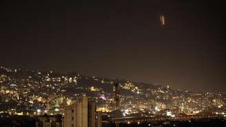 Objetos não identificados são visíveis acima do subúrbio sul de Beirute, no Líbano, em 7 de março de 2026.