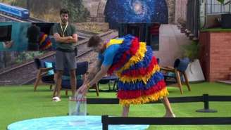 Jonas Sulzbach cumprindo o castigo do monstro no 'BBB 26'