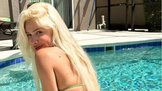 Solteira, Karoline Lima dá show ao esbanjar corpaço em biquíni