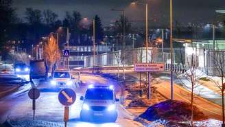 Carros de polícia ao lado da embaixada dos Estados Unidos em Oslo, na Noruega, atingida por uma explosão neste domingo, 8 de março de 2026.