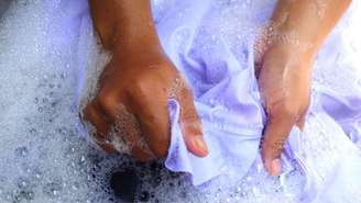 Veja como remover manchas amareladas da roupa